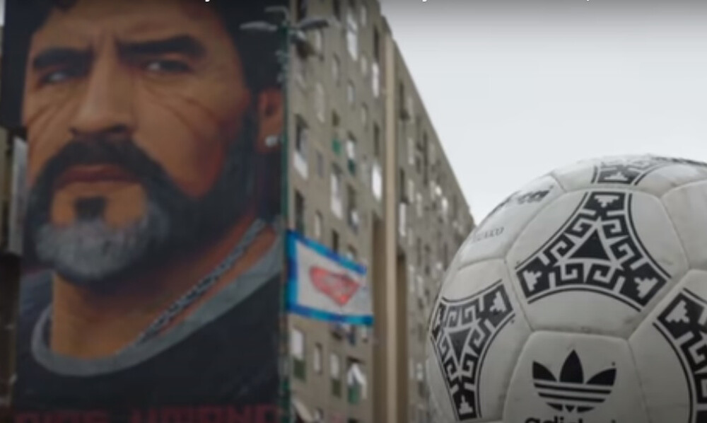 Συγκλονιστικό βίντεο: Το τελευταίο αντίο της... μπάλας στον Ντιέγκο Μαραντόνα (video) 