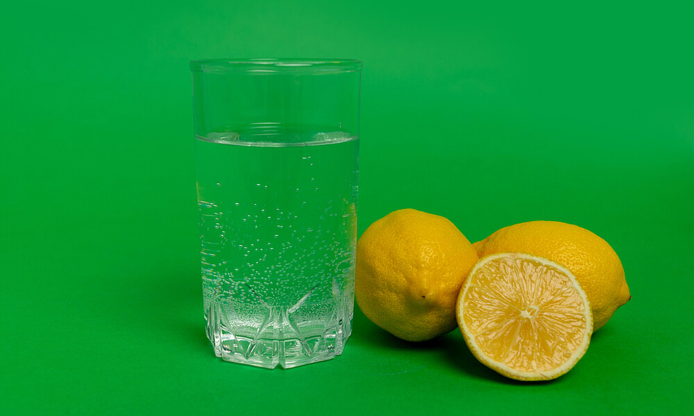 Νερό με λεμόνι το πρωί με άδειο στομάχι: Πού βοηθάει (βίντεο)