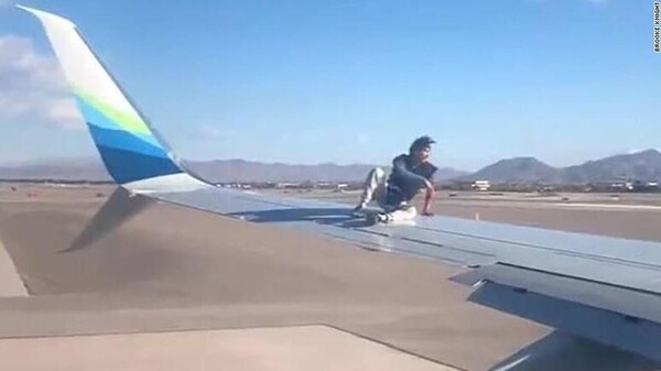 Ανέβηκε στο φτερό του αεροπλάνου την ώρα που ετοιμαζόταν για απογείωση