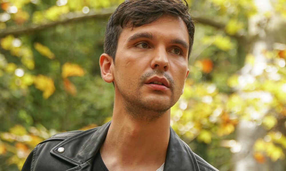 Ο Φώτης Παπαζήσης μας παρουσιάζει «Ευγενικά» το νέο του τραγούδι