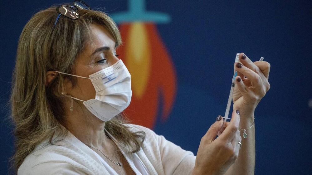 Δημοσκόπηση: Δύο στους τρεις Έλληνες θα κάνουν το εμβόλιο