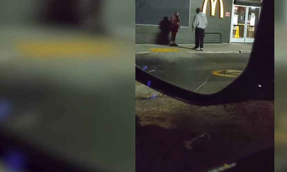 Συγκλονιστικό βίντεο: Άνδρας δίνει το παντελόνι του σε γυμνό άστεγο