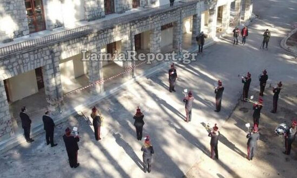 Λαμία: Ραγίζει καρδιές! Ασθενής με κορονοϊό άκουσε τα κάλαντα και έβαλε τα κλάματα (vid - pics)