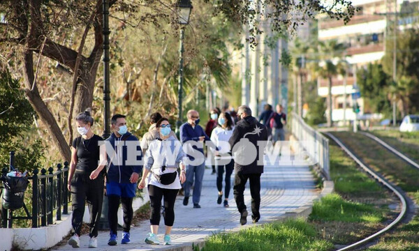Ποιο lockdown; Βόλτες στη λιακάδα οι Αθηναίοι - Χαμός σε παραλιακή, Πάρνηθα και πάρκα της Αθήνας