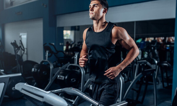 Πώς να κρατηθείς σε φόρμα μέσα στο lockdown σύμφωνα με την επιστήμη