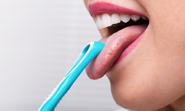 Γιατί πρέπει να βουρτσίζετε τη γλώσσα σας (εικόνες)