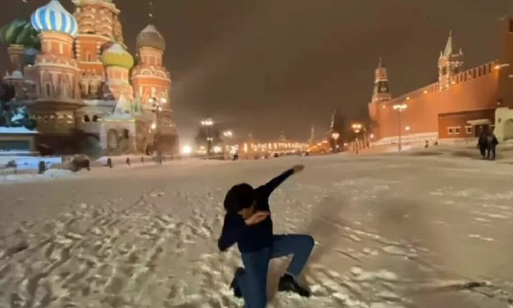 Μόσχα: Έλληνας αψήφησε το χιονιά και χορεύει ζεϊμπέκικο στην Κόκκινη Πλατεία (video)