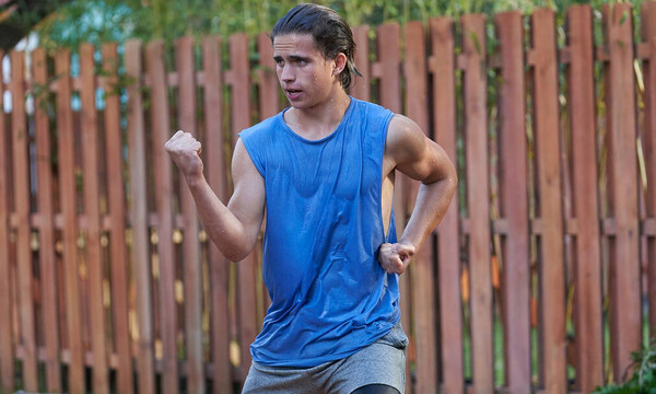 Οι ασκήσεις που μεταμόρφωσαν τον Tanner Buchanan σε Cobra Kai