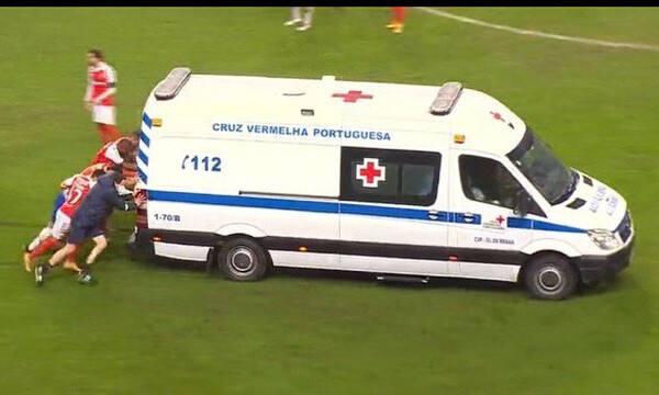 Αδιανόητο! Παίκτες έσπρωχναν το ασθενοφόρο που… κόλλησε στο γήπεδο (photos+video)