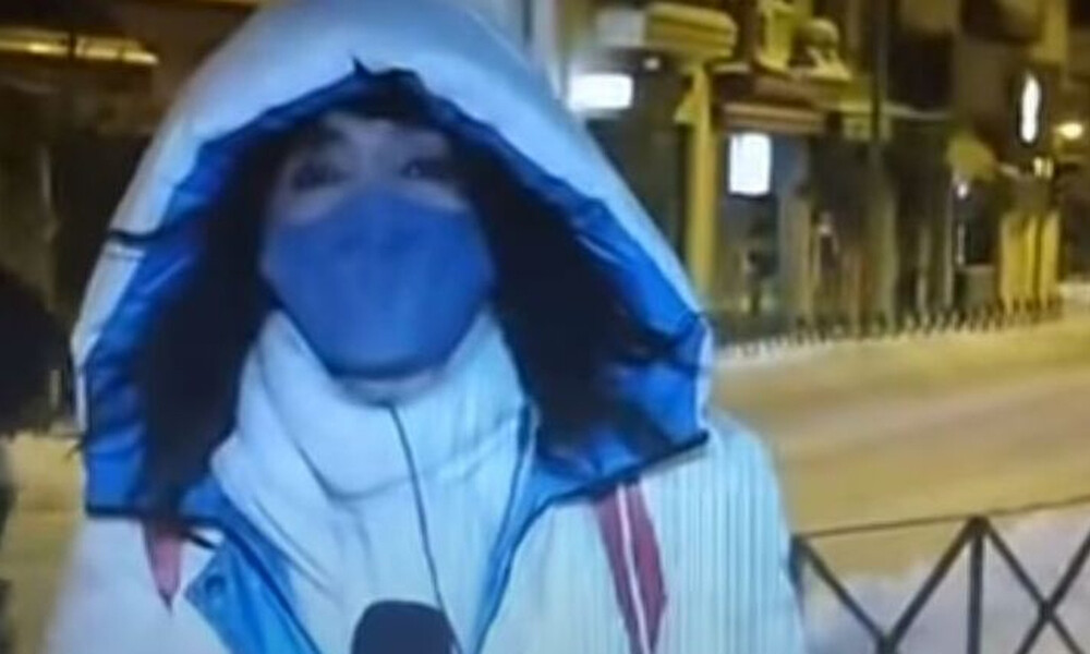 Aπίστευτο! Δημοσιογράφος μετέδιδε ρεπορτάζ για την κακοκαιρία και περαστικός έδειξε τα οπίσθιά του