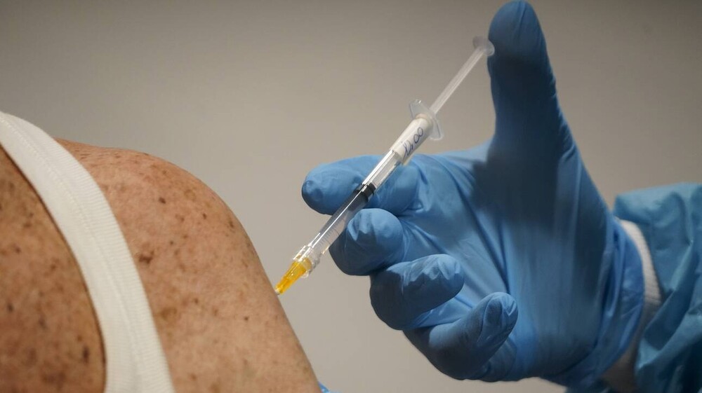 Εμβόλιο κορονοϊός: Το 90% των εμβολιασθέντων ηλικίας 25 - 67 παράγει αντισώματα πριν τη δεύτερη δόση