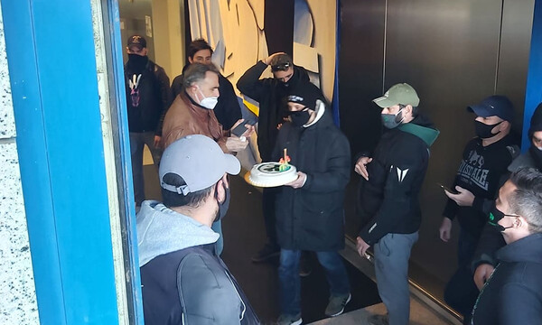 Άφιξη Χεζόνια: Με τούρτα στο αεροδρόμιο για τα γενέθλιά του (photo)