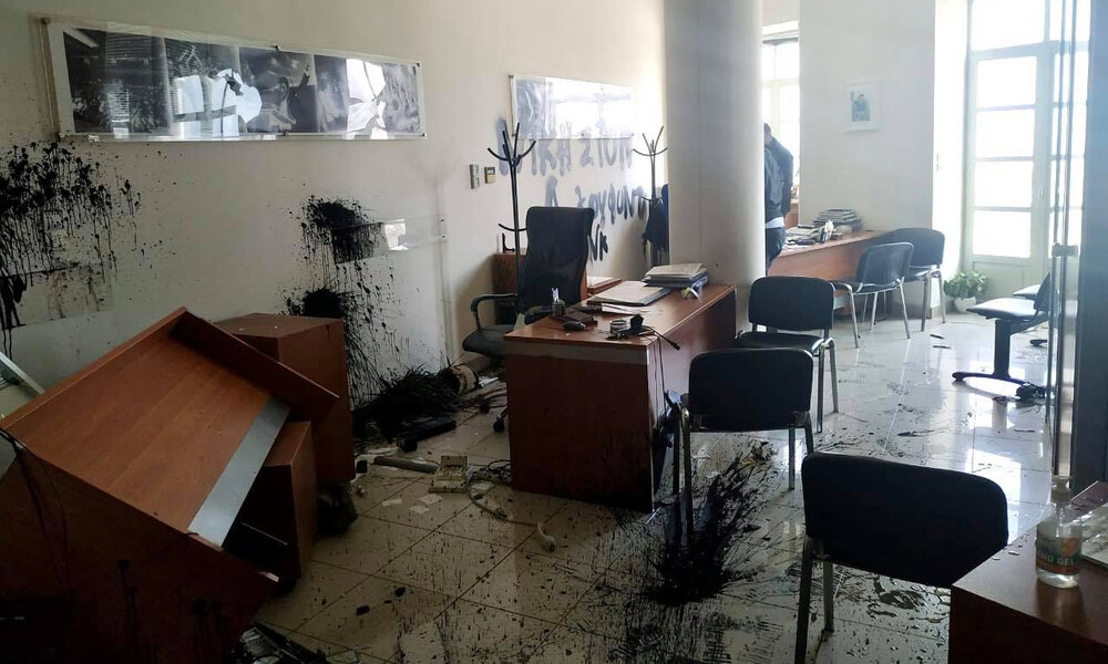Επίθεση στο γραφείο του Αυγενάκη - Τα έκαναν... γυαλιά-καρφιά (photos)