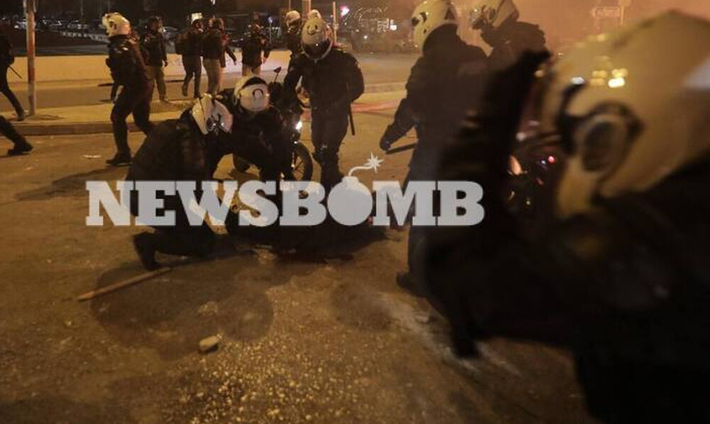 Επεισόδια Νέα Σμύρνη: Βίντεο ντοκουμέντο - Η στιγμή της επίθεσης στον αστυνομικό