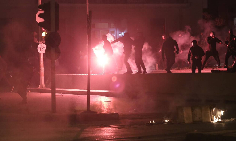 Νέα Σμύρνη: Μου φώναζαν «πουτ@@@ θα πεθάνεις» - Η κατάθεση σοκ του τραυματία αστυνομικού