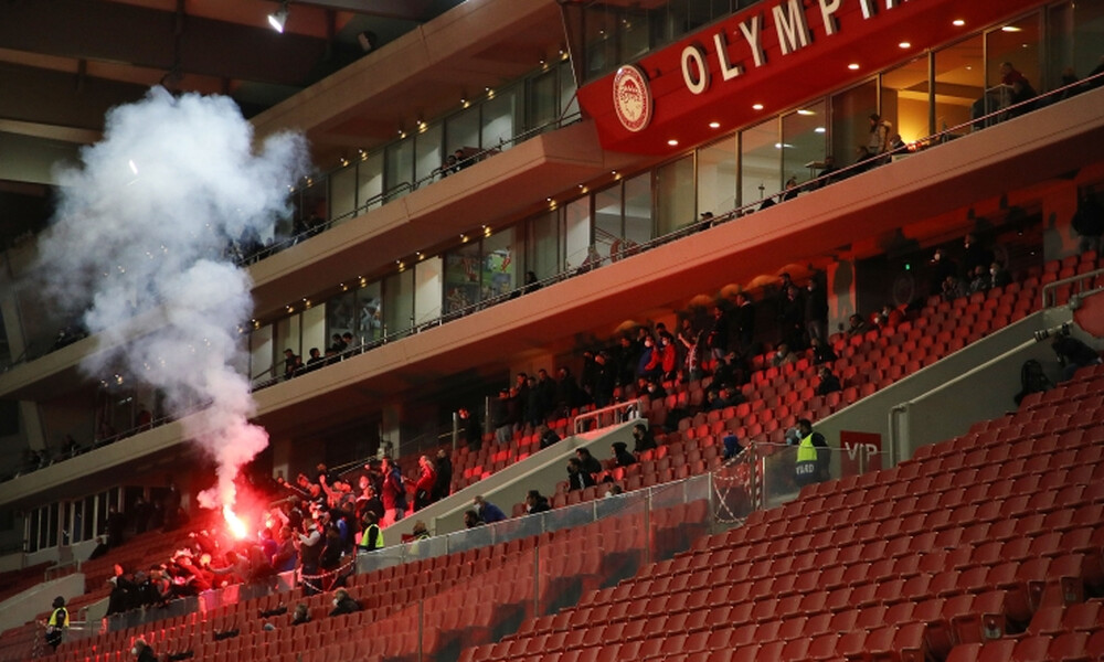 Ολυμπιακός-Παναθηναϊκός: Άναψαν καπνογόνο στο γήπεδο μετά το γκολ του Μακέντα! (photos)