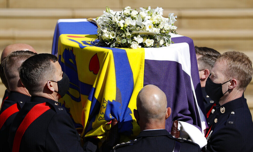 Κηδεία πρίγκιπα Φιλίππου: Το ελληνικό στοιχείο στη σημαία που τύλιξε το φέρετρό του (pics)
