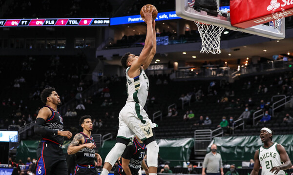 NBA: Οι Μπακς με σούπερ Giannis νίκησαν τους Σίξερς (photos+video)