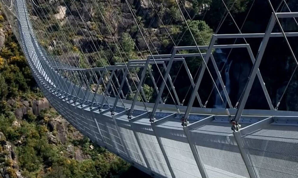 Κόβει την ανάσα! Η μεγαλύτερη κρεμαστή πεζογέφυρα στον κόσμο (vid)