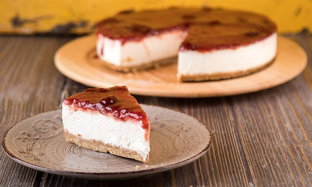 Άκης Πετρετζίκης: Cheesecake φράουλας