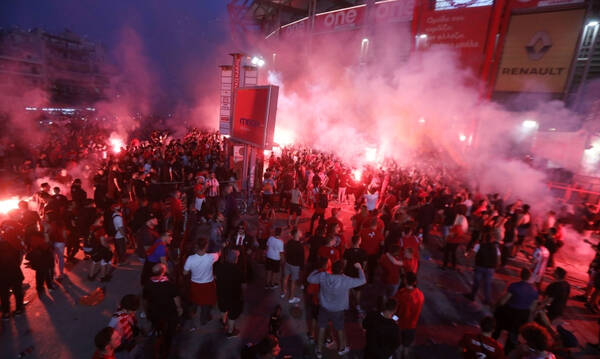 Ολυμπιακός: Φιέστα και έξω από το γήπεδο - Κόσμος γιορτάζει το πρωτάθλημα (video)