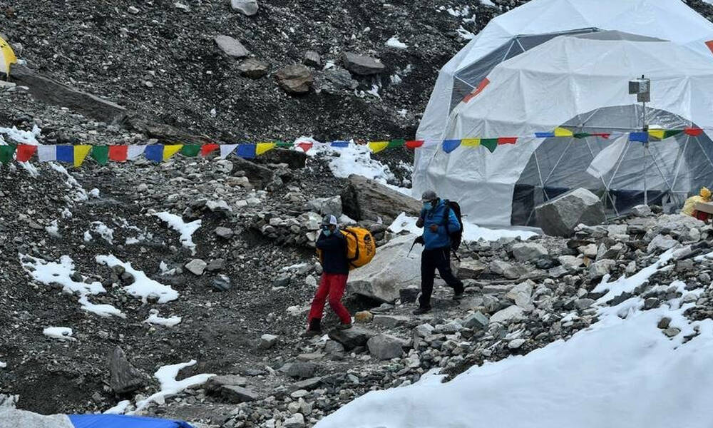 Τραγωδία στο Έβερεστ – Έχασαν τη ζωή τους δύο ορειβάτες (photos)