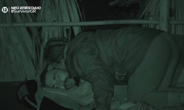 Survivor: Τα φιλιά και τα χάδια της Μαριαλένας στον Σάκη, αργά το βράδυ στην καλύβα!
