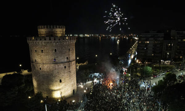 ΠΑΟΚ: Φωταγωγήθηκε το Δημαρχείο Θεσσαλονίκης για το Κύπελλο - Το μήνυμα Ζέρβα και Καλαφάτη