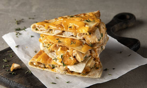 Άκης Πετρετζίκης: Quesadillas με κοτόπουλο