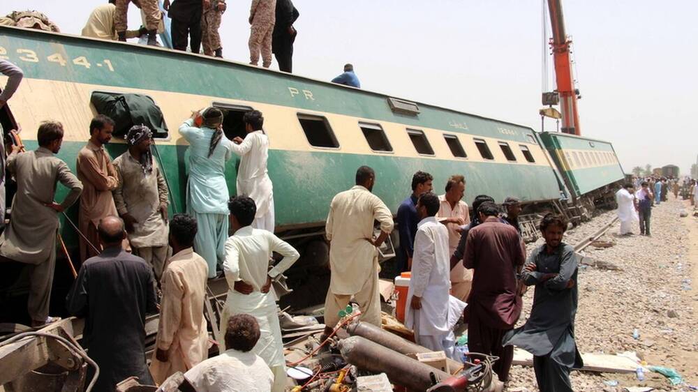 Πακιστάν: Δραματική αύξηση των νεκρών από τη σύγκρουση τρένων
