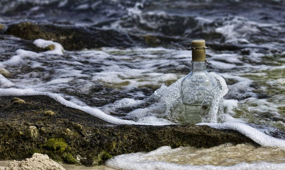 Βρήκε γυάλινο μπουκάλι στη θάλασσα - «Πάγωσε» με αυτό που ήταν μέσα (photos)