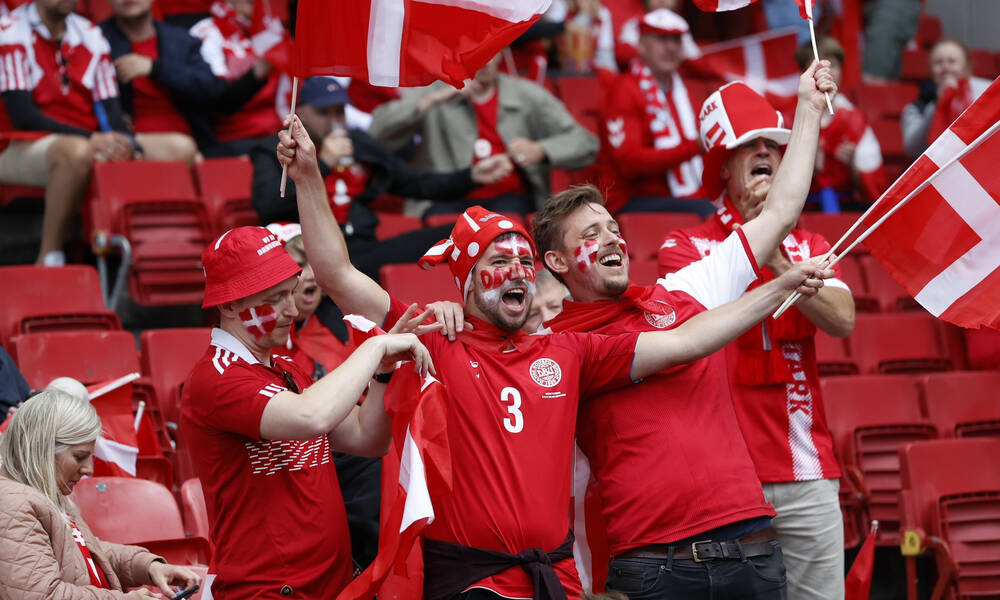 Euro 2020: Συγκλονίζουν οι οπαδοί στο Δανία-Φινλανδία - Φωνάζουν ρυθμικά το όνομα του Έρικσεν (vid)