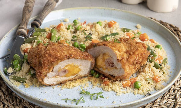 Άκης Πετρετζίκης: Χοιρινό Cordon Bleu με λαχανικά