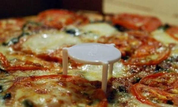 Όλοι το έχουμε δει, λίγοι ξέρουμε τη χρησιμότητα - Γιατί η πίτσα έχει στρογγυλό πλαστικό στη μέση
