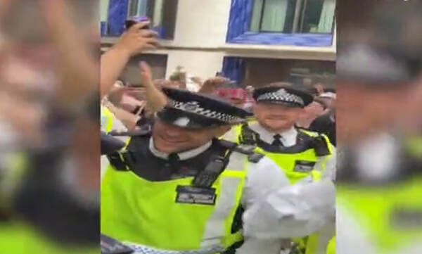 Euro 2020: Μεθυσμένοι Σκωτσέζοι οπαδοί έλουσαν με μπύρες Άγγλους αστυνομικούς (photos+video)