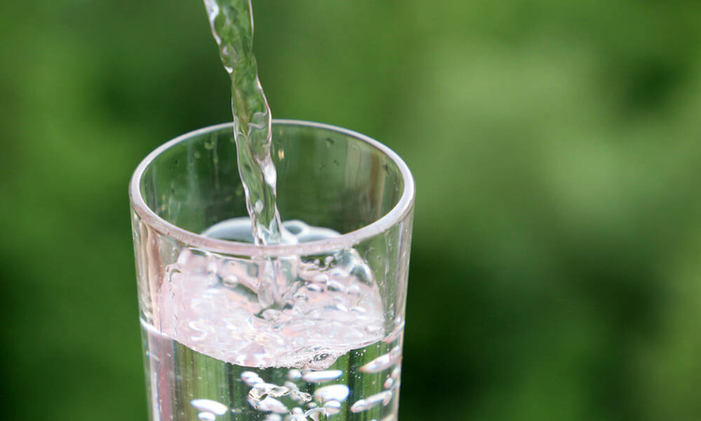 Δεν πίνετε πολύ νερό; 5 τρόποι για να αυξήσετε την πρόσληψη (εικόνες)