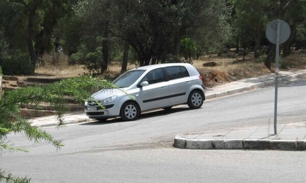 Πάρκαρε χωρίς να βάλει χειρόφρενο - Δε θα πιστεύετε που βρήκε το αμάξι