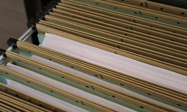 Πήγε να βγάλει φακέλους από το συρτάρι - «Πάγωσε» μ’ αυτό που ήταν μέσα (photos+video)