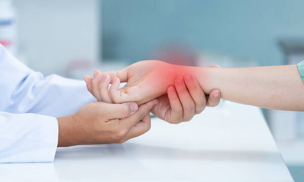 Σημάδια στα χέρια: Ποιες παθήσεις φανερώνουν (εικόνες)