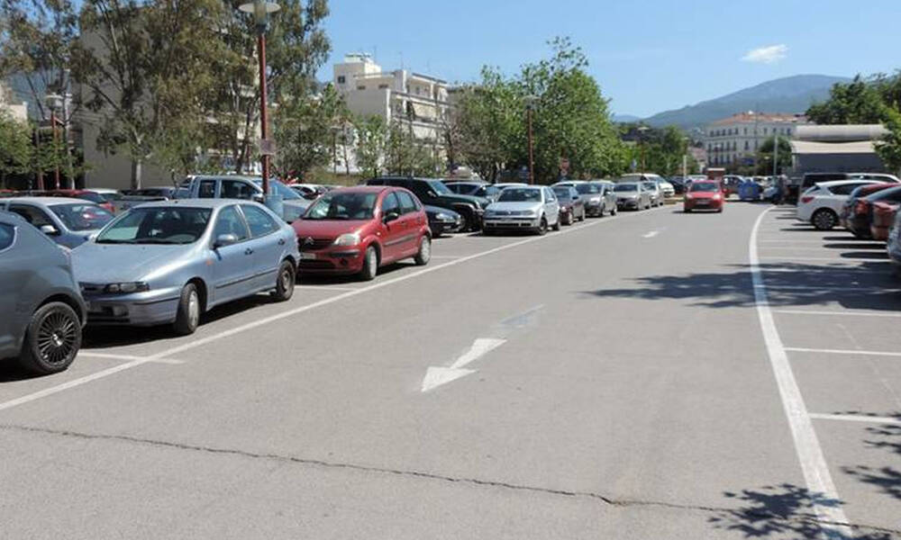 Παρκάρισμα για... Όσκαρ - Άφησε το αμάξι στη μέση του δρόμου και έφυγε