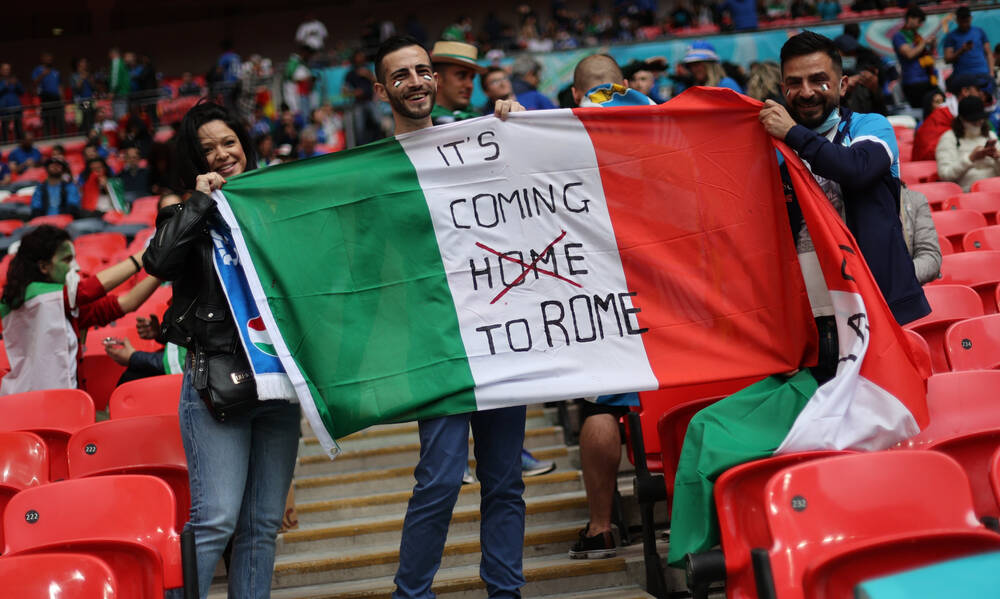 Euro 2020: Επικά πανό Ιταλών στο Λονδίνο - It’s coming Rome! (photos+video)