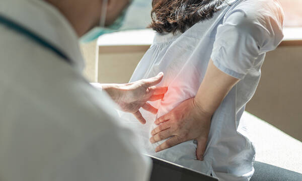 Κίνδυνος οστεοπόρωσης: Τα σημάδια που δεν πρέπει να αγνοείτε (εικόνες)