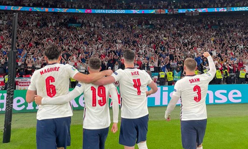 Euro 2020: Απίθανο βίντεο – Οι παίκτες της Αγγλίας τραγουδούν με τον κόσμο (video+photos)