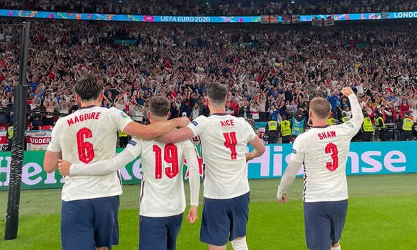 Euro 2020: Απίθανο βίντεο – Οι παίκτες της Αγγλίας τραγουδούν με τον κόσμο (video+photos)