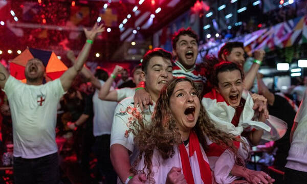 Euro 2020: Επική αντίδραση - Πήρε τη φανέλα του Μάουντ και… πέταξε στα ουράνια (video+photos)