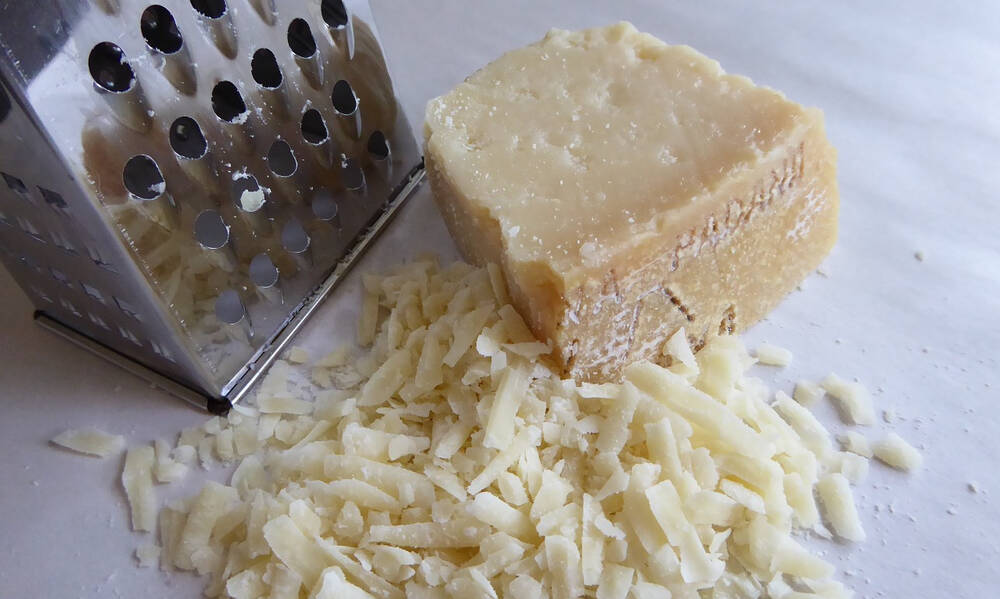 Είστε σίγουροι πως δεν τρίβετε λάθος το τυρί; - Αυτός είναι ο σωστός τρόπος (photos)