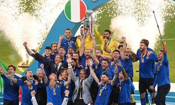 Euro 2020: Ιταλία-Αγγλία – Η απονομή στη Σκουάντρα Ατζούρα και η χρυσή βίβλος! (video+photos)