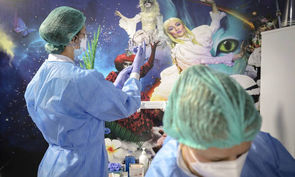 WSJ: AstraZeneca και J&J εξετάζουν τροποποίηση στα εμβόλιά τους για την αντιμετώπιση των θρομβώσεων