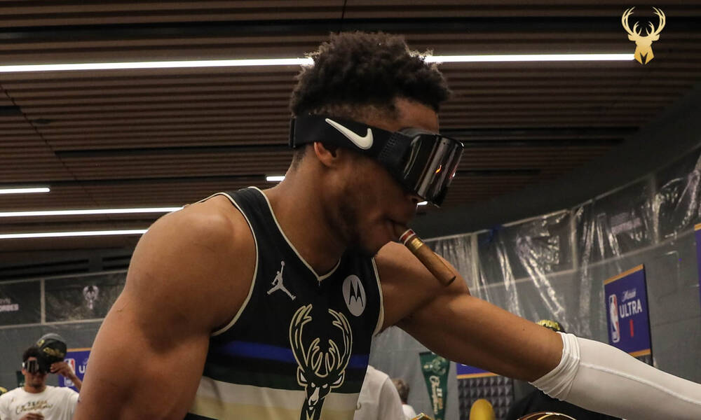 NBA: Μπήκε με τρελό χορό στα αποδυτήρια ο Γιάννης - Η μάσκα σκι για τις σαμπάνιες (videos)
