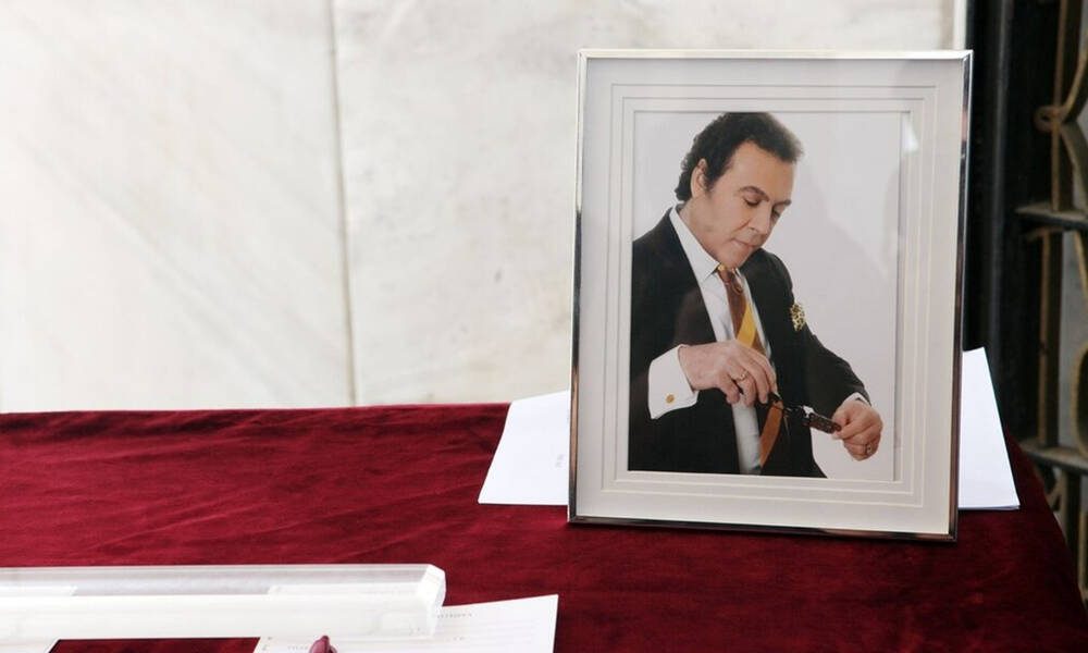 Τόλης Βοσκόπουλος: Θλίψη στο τελευταίο αντίο του «πρίγκιπα» του ελληνικού τραγουδιού